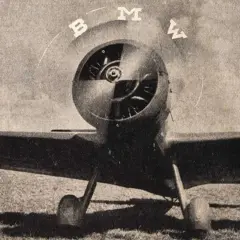 Ein altes Flugzeug mit dem BMW-Logo. Die Buchstaben B, M, W sind über dem Propeller angeordnet, was die BMW Logo Bedeutung unterstreicht.