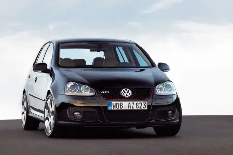 Schwarzer VW Golf GTI V, bereit für die Straße. Man fragt sich, wie viel PS ein Golf GTI hat, um diese Leistung zu entfalten.