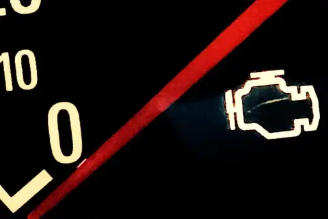 Das Symbol für die Motorkontrollleuchte leuchtet dauerhaft auf dem Armaturenbrett. Eine rote Linie kreuzt das Bild.