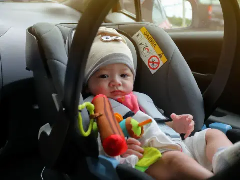 Ab wann darf ein Kind vorne sitzen? Das gilt bei Airbag und Kindersitz