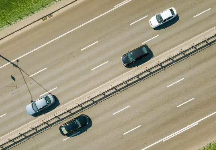 Autos auf der Autobahn, vielleicht auf dem Weg zur Grenze. Die Promillegrenze Tschechien ist wichtig zu beachten.