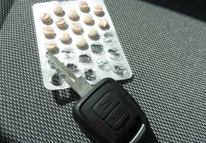Tabletten und Autoschlüssel. Darf man mit Tilidin autofahren? Die Frage bleibt offen.