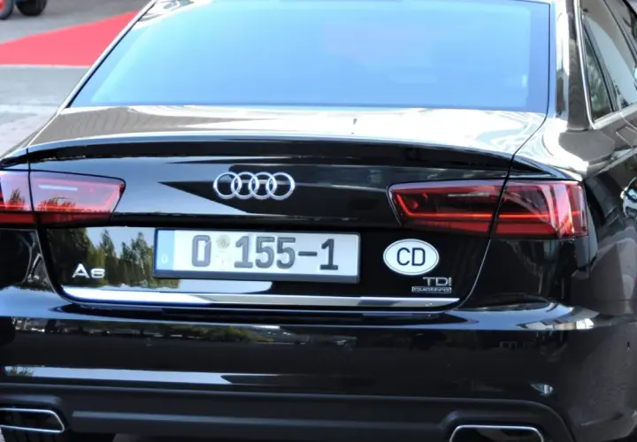 Schwarzer Audi A6 mit dem Kennzeichen "D 0 155-1" und dem ovalen Aufkleber "CD". Dieses diplomaten Kennzeichen deutet auf eine besondere Funktion des Fahrzeugs hin.