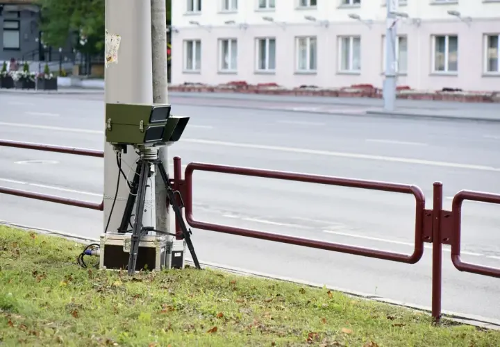 Blitzgerät am Straßenrand. Die Frage, wie oft darf man geblitzt werden, beschäftigt viele Autofahrer.