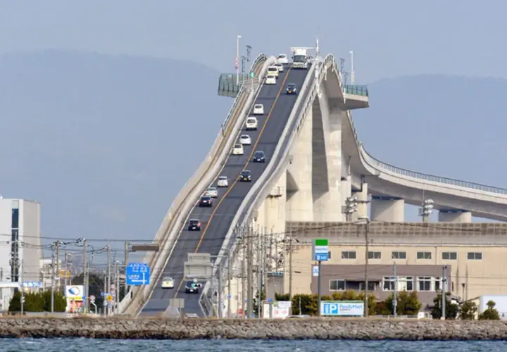 Die Eshima Ohashi Brücke mit Autos, die steil bergauf fahren.
