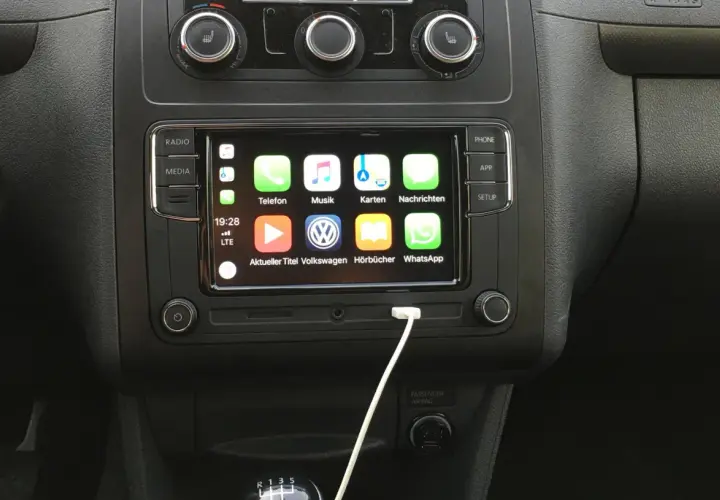 Im Auto-Infotainmentsystem werden Apps wie Telefon, Musik und Karten angezeigt. Die "follow me home"-Funktion ist hier nicht direkt sichtbar, aber die Navigation ist aktiv.
