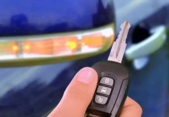 Schlüssel in der Hand, bereit für Keyless Go. Das Auto blinkt, die Türen sind entriegelt.