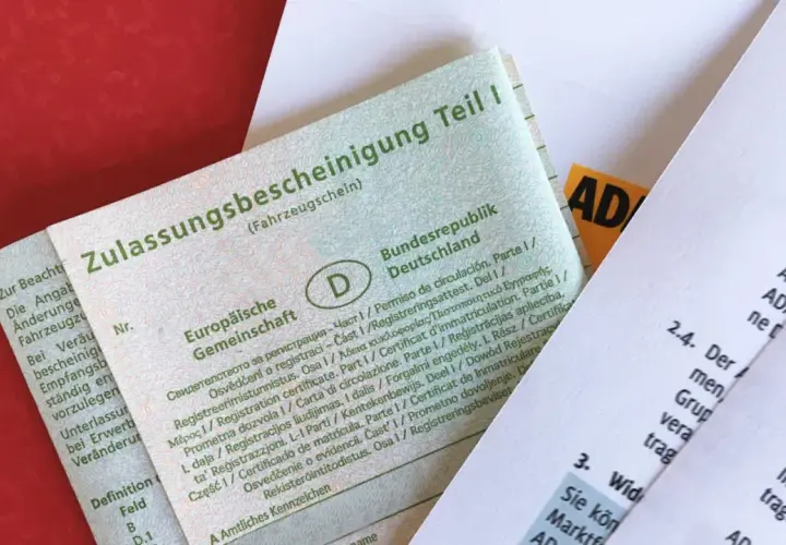 Fahrzeugschein mit Informationen zur Zulassung und zur Schadstoffklasse. Ein Teil des Dokuments ist auf Deutsch, ein anderer Teil ist mehrsprachig.