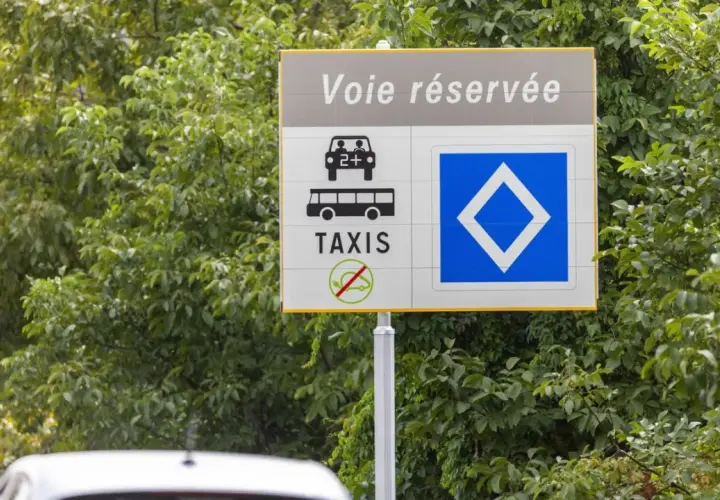 Verkehrszeichen Frankreich: "Voie réservée" (Sonderfahrspur) für Autos mit mind. 2 Personen, Busse und Taxis. Blaue Raute zeigt Ende der Sonderzone an.