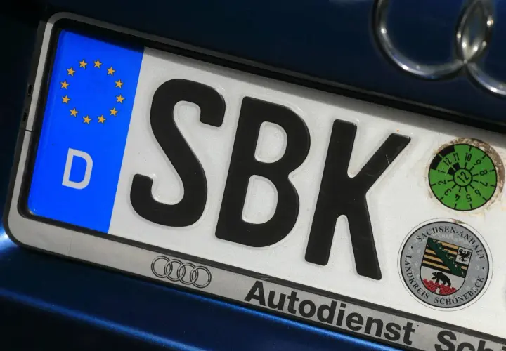 Neues Kennzeichen SBK mit EU-Sternen und dem Wappen von Sachsen-Anhalt.