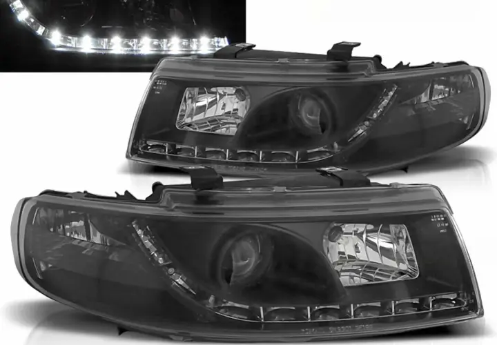 Schwarze Scheinwerfer mit LED-Tagfahrlicht. Scheinwerfer folieren erlaubt für einen individuellen Look.