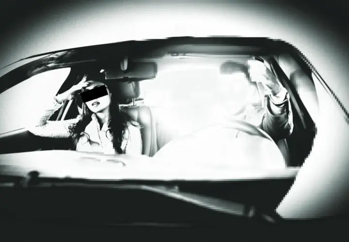 Frauen im Auto, Gesichter pixelig, wie bei einem Blitzerfoto nicht erkennbar.