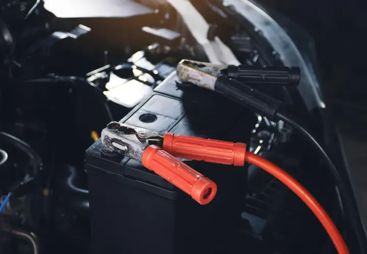 Starthilfe für das Auto: Rote und schwarze Klemmen sind an der Autobatterie befestigt, um sie wieder zum Leben zu erwecken.