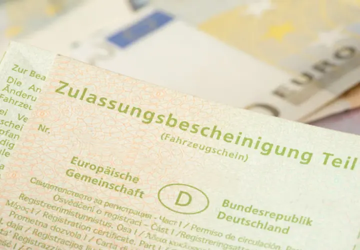 Zulassungsbescheinigung Teil I, die Kosten für die auto abmelden sind hier nicht ersichtlich. Euro-Scheine im Hintergrund.