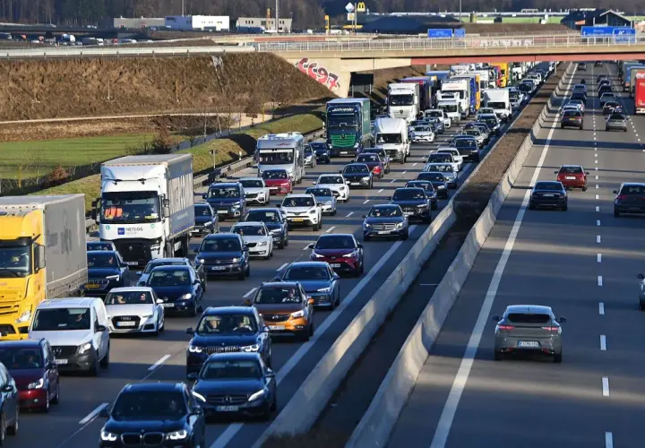 Lange Schlange auf der A11: Autos und LKW stehen im Stau.