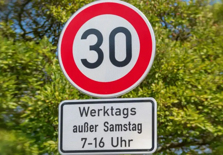 Geschwindigkeitsbegrenzung 30. Werktags außer Samstag 7-16 Uhr. Hier ist Parken erlaubt.