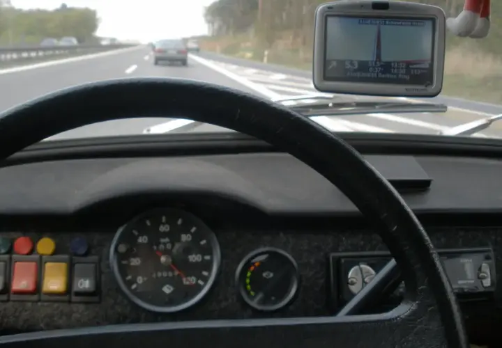 Blick auf das Armaturenbrett mit Lenkrad und Tacho. Navi zeigt 113 km/h, Tacho 100 km/h – eine deutliche Tachoabweichung bei 50 km/h wäre hier noch schlimmer.