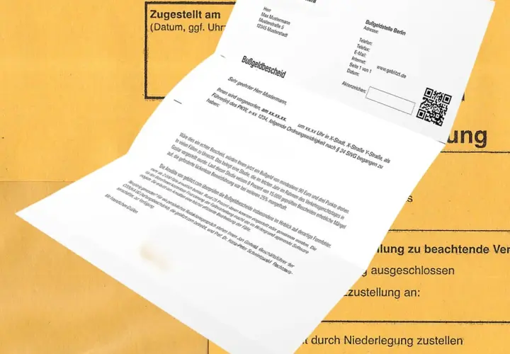 Bußgeldbescheid: Ein Schreiben, das wie ein Blitzer ohne Blitz wirkt. Es droht ein Bußgeld, doch die Anwälte von geblitzt.com prüfen auf Fehler.