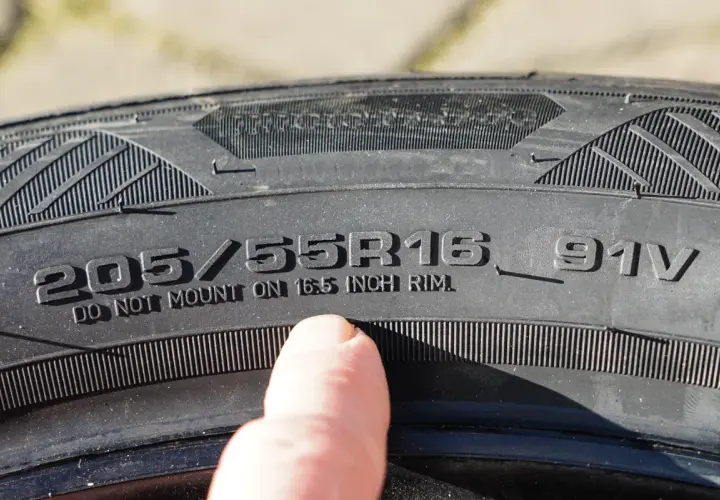 Reifengröße 205/55R16 91V. Die Markierung "DO NOT MOUNT ON 16.5 INCH RIM" gibt an, welche reifen darf ich fahren.