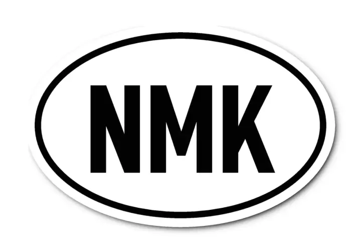 Oval sticker mit schwarzem Rand und den Buchstaben "NMK" in Großbuchstaben. Ein klassisches nmk kennzeichen.