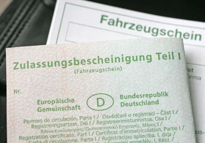 Zulassungsbescheinigung Teil I und Fahrzeugschein mit dem D-Symbol.