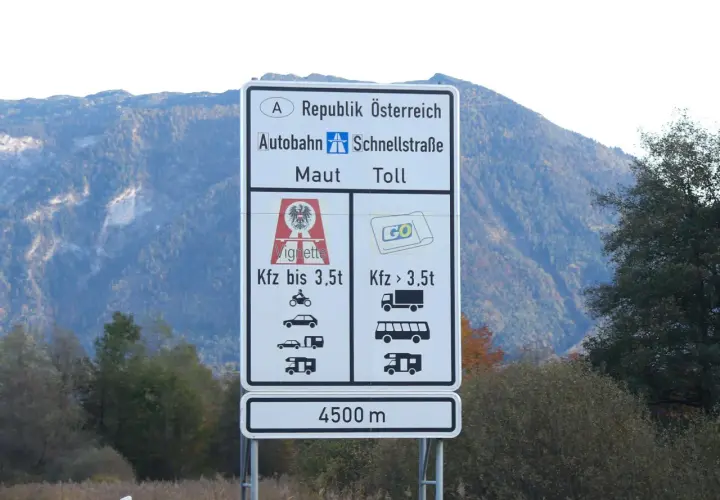 Schild für österreichische Autobahnen und Schnellstraßen. Zeigt an, dass man eine Vignette braucht, wenn man mit Kfz bis 3,5t fährt.