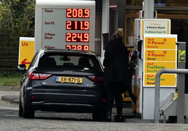 Eine Person tankt an einer Tankstelle in den Niederlanden. Die Preise für Diesel und Benzin sind hoch.