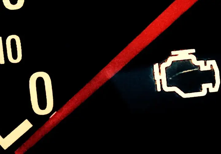 Das Symbol für die Motorkontrollleuchte leuchtet dauerhaft auf dem Armaturenbrett. Eine rote Linie kreuzt das Bild.