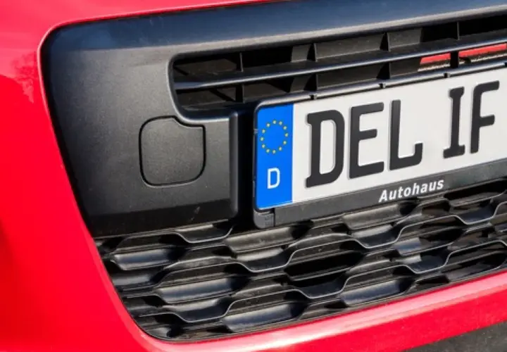 Rotes Auto mit Kennzeichen "DEL IF". Fahren mit entstempelten Kennzeichen ist eine Straftat.