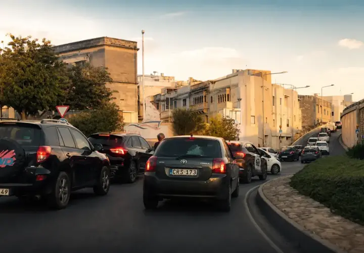 Verkehrsstau auf Malta, wo der Linksverkehr herrscht. Autos schlängeln sich durch die Stadt.