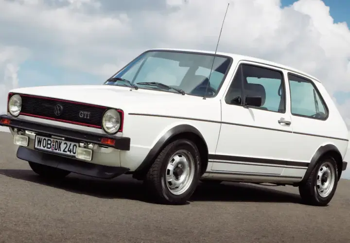 Weißer VW Golf GTI mit roten Akzenten und sportlicher Linienführung, der die Leistung des Motors unterstreicht.