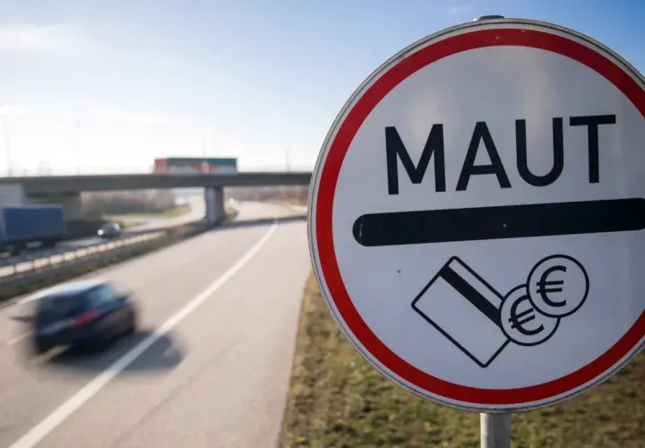 Mautschild an der belgischen Autobahn. Autos fahren schnell vorbei, bereit zur Bezahlung der Maut.