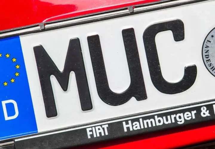 Nummernschild MUC mit EU-Sternen und bayerischem Wappen. Informiere dich über wunschkennzeichen kosten, um dein persönliches Kennzeichen zu erhalten.