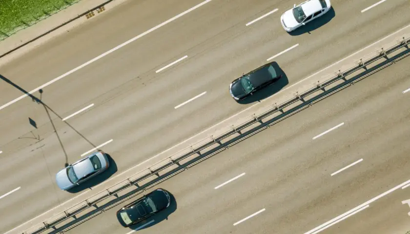 Autos auf der Autobahn, vielleicht auf dem Weg zur Grenze. Die Promillegrenze Tschechien ist wichtig zu beachten.