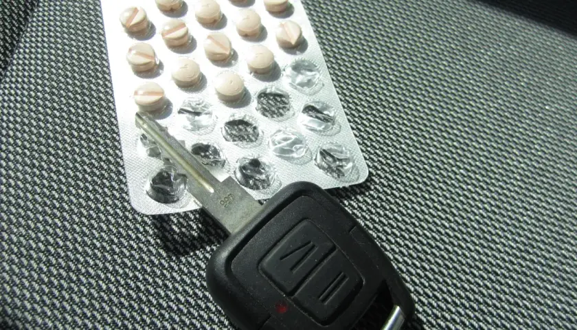 Tabletten und Autoschlüssel. Darf man mit Tilidin autofahren? Die Frage bleibt offen.
