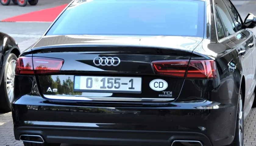Schwarzer Audi A6 mit dem Kennzeichen "D 0 155-1" und dem ovalen Aufkleber "CD". Dieses diplomaten Kennzeichen deutet auf eine besondere Funktion des Fahrzeugs hin.