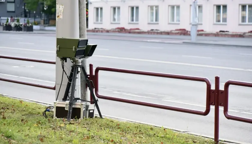 Blitzgerät am Straßenrand. Die Frage, wie oft darf man geblitzt werden, beschäftigt viele Autofahrer.