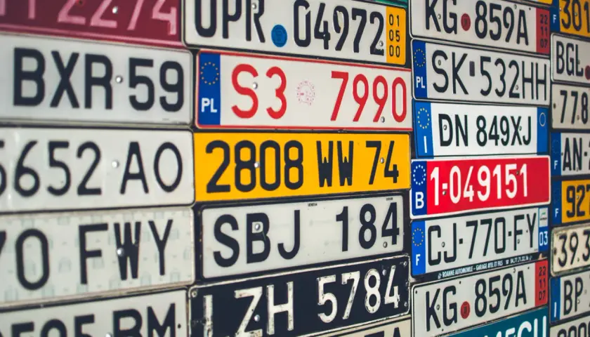 Eine Sammlung von Kennzeichen aus verschiedenen Ländern, darunter ein polnisches EU Kennzeichen.