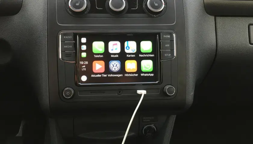Im Auto-Infotainmentsystem werden Apps wie Telefon, Musik und Karten angezeigt. Die "follow me home"-Funktion ist hier nicht direkt sichtbar, aber die Navigation ist aktiv.