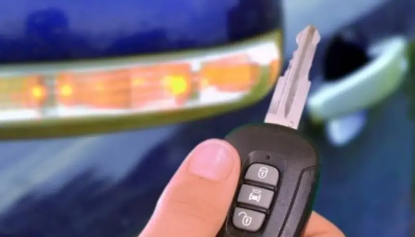 Schlüssel in der Hand, bereit für Keyless Go. Das Auto blinkt, die Türen sind entriegelt.