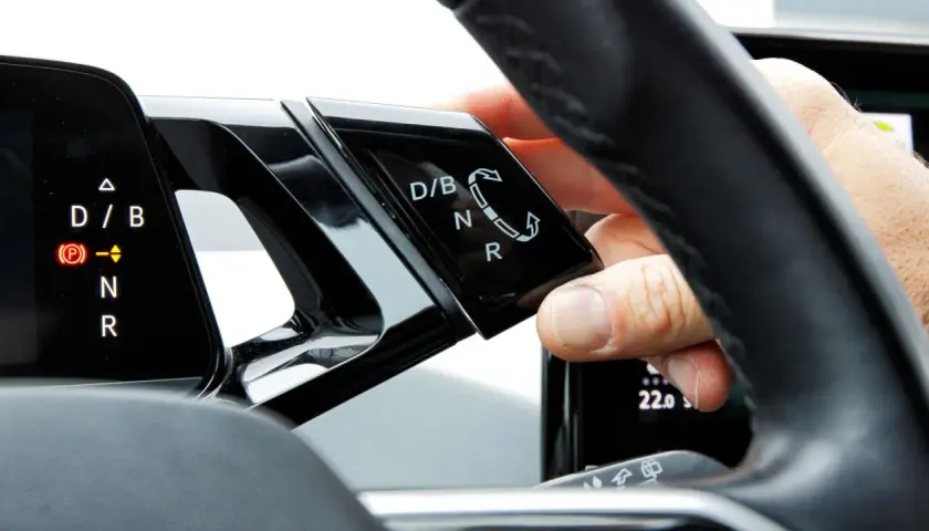 Hand bedient Automatik-Schaltung. Seit wann gibt es Automatik-Autos? Die Anfänge liegen im frühen 20. Jahrhundert, doch erst seit den 1950ern wurden sie populär.