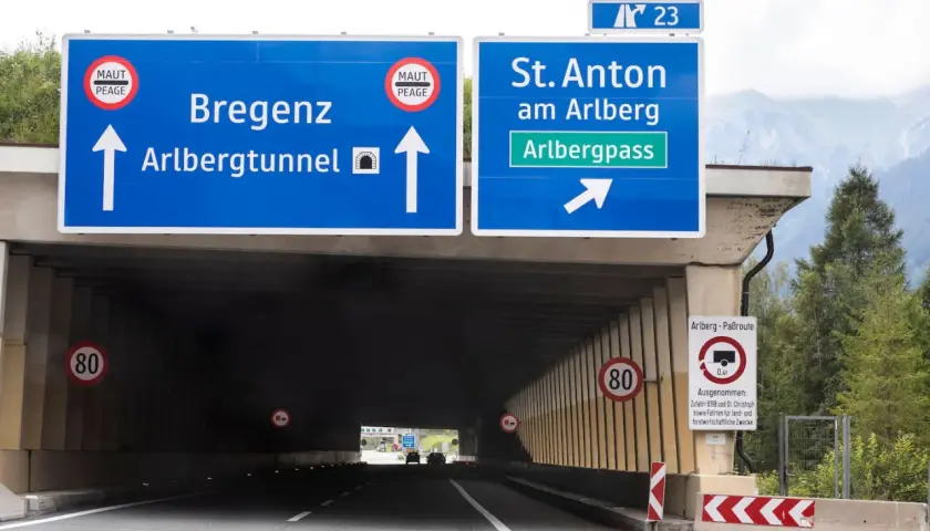 Beschilderung zeigt Optionen: Arlbergtunnel nach Bregenz oder Arlbergpass nach St. Anton. So kann man den Arlbergtunnel umfahren.
