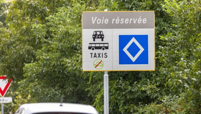 Verkehrszeichen Frankreich: "Voie réservée" (Sonderfahrspur) für Autos mit mind. 2 Personen, Busse und Taxis. Blaue Raute zeigt Ende der Sonderzone an.
