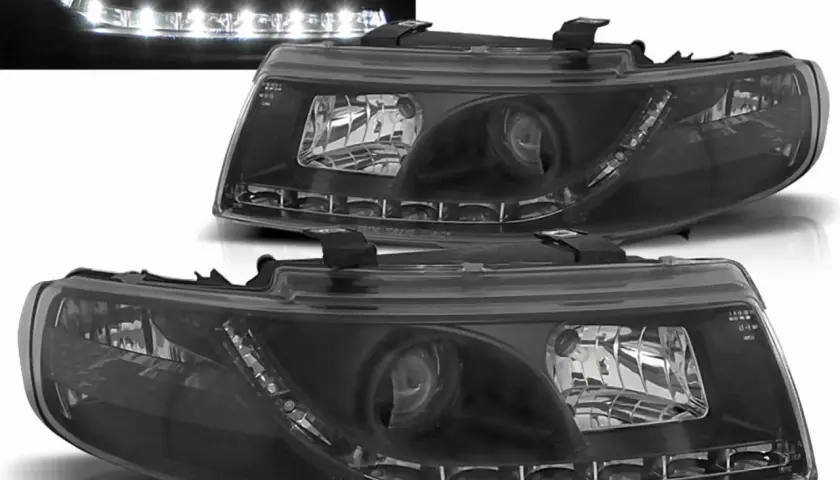 Schwarze Scheinwerfer mit LED-Tagfahrlicht. Scheinwerfer folieren erlaubt für einen individuellen Look.