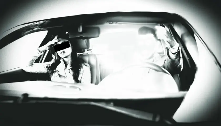 Frauen im Auto, Gesichter pixelig, wie bei einem Blitzerfoto nicht erkennbar.