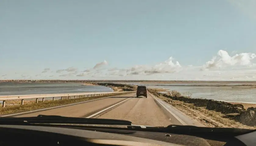 Fahrt auf der E71 in Kroatien, vorbei an weiten Wasserflächen und einer malerischen Küstenlandschaft.