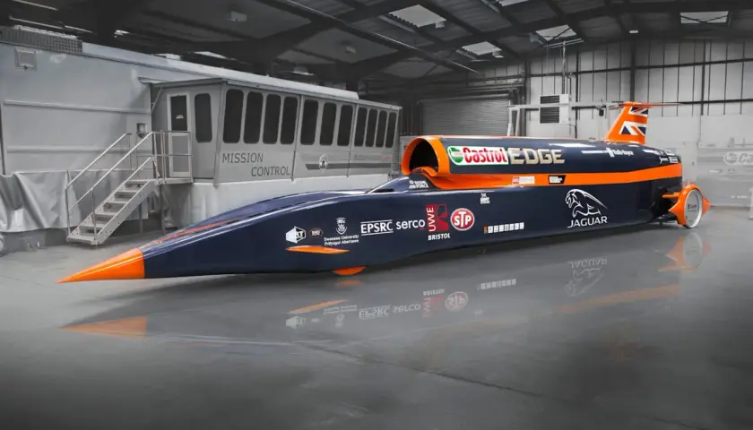 Der Bloodhound SSC, ein Raketenauto, steht bereit für den Geschwindigkeitsrekord. Daneben das "Mission Control" Fahrzeug.