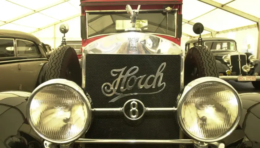Ein Horch-Oldtimer, ein Stück deutscher Automobilgeschichte, mit seinem markanten Kühlergrill und den runden Scheinwerfern.