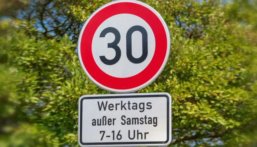Geschwindigkeitsbegrenzung 30. Werktags außer Samstag 7-16 Uhr. Hier ist Parken erlaubt.