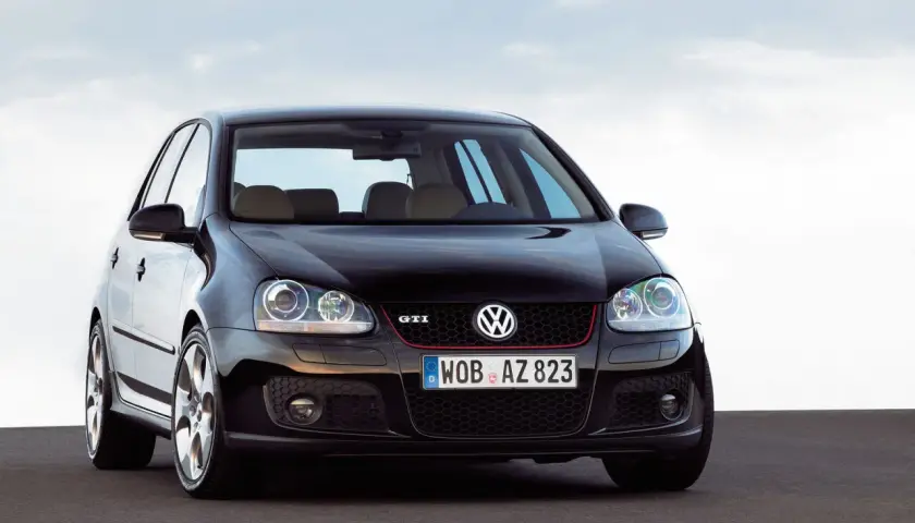 Schwarzer VW Golf GTI V, bereit für die Straße. Man fragt sich, wie viel PS ein Golf GTI hat, um diese Leistung zu entfalten.